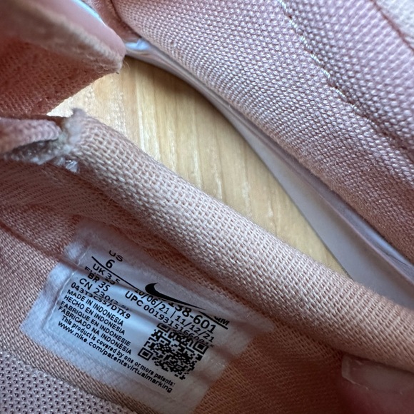 Nike size 6 pink slip on - Picture 3 of 6